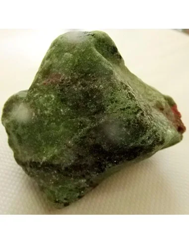 Zoisite aux rubis pierr brute