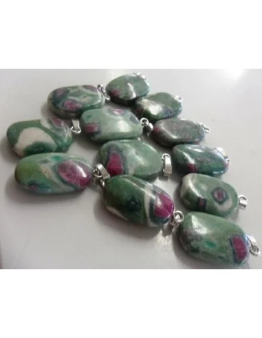 Zoisite avec rubis en pendentif