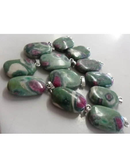 Zoisite avec rubis en pendentif Zoisite avec rubis en pendentif