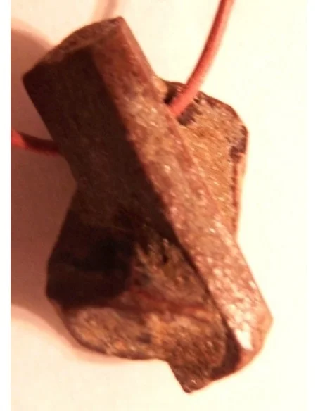 Staurotite, staurotide pierre croix, croix des fées percé