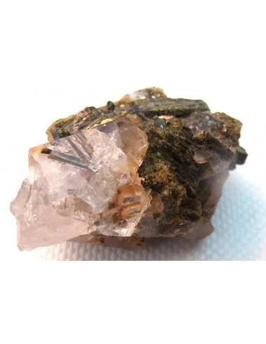 Tourmaline verte sur cristal géode
