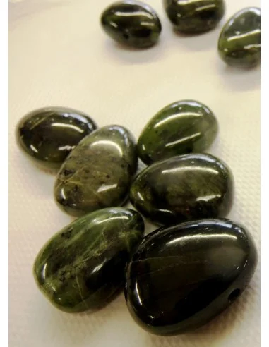 Jade verte foncé percé