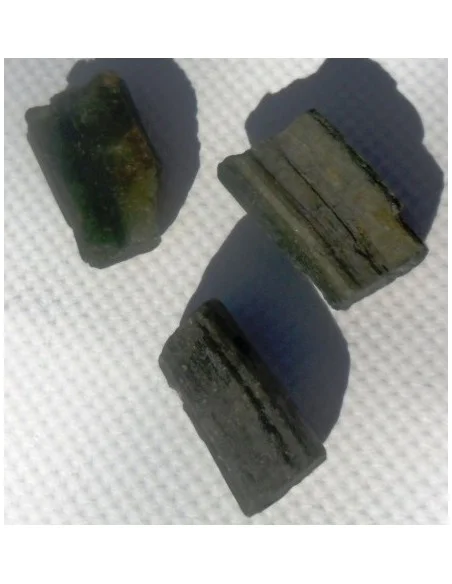 Tourmaline verte brute percé  Tourmaline verte brute percé