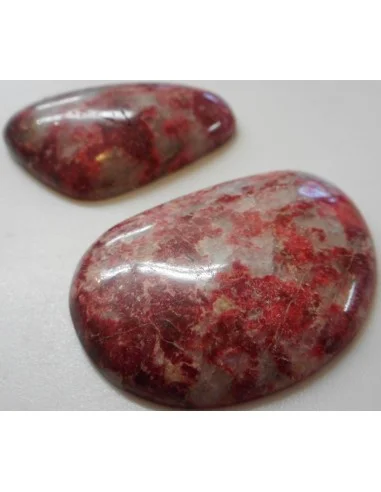 Thulite  rose rouge cabochon