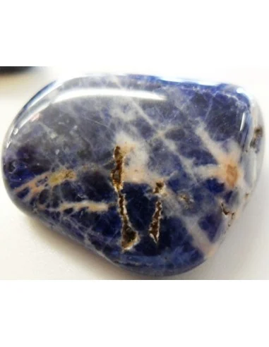 Ussingite sur sodalite polis
