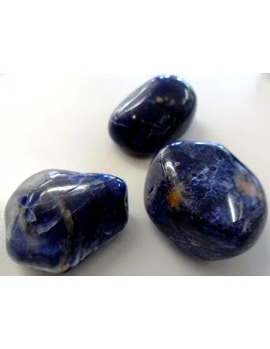 Ussingite sur sodalite polis