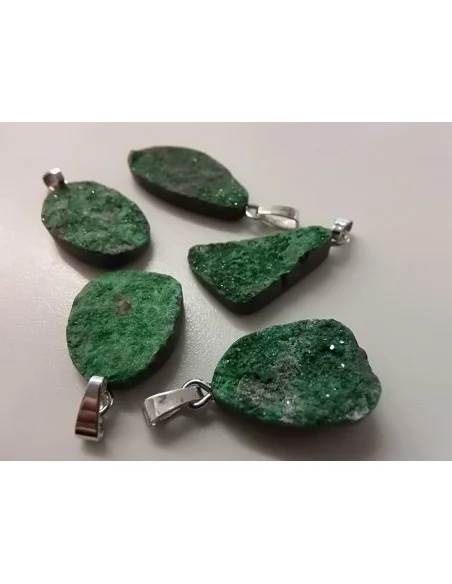 Uvarowite cristaux pendentif Uvarowite cristaux pendentif