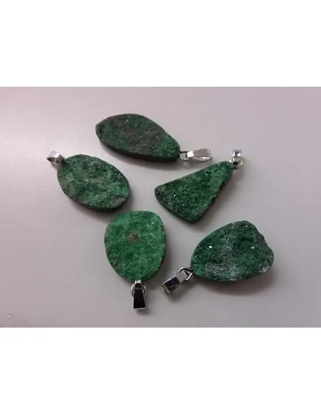 Uvarowite cristaux pendentif Uvarowite cristaux pendentif