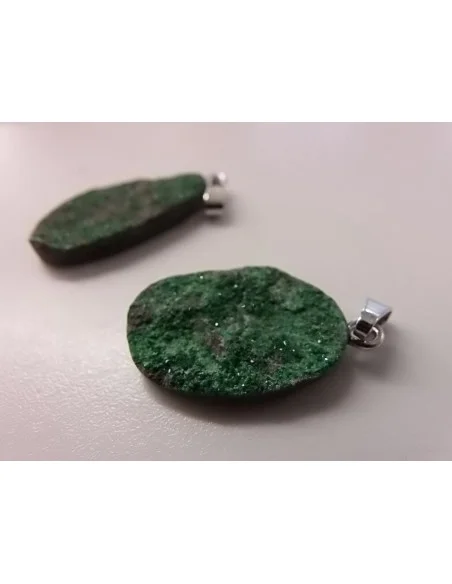 Uvarowite cristaux pendentif Uvarowite cristaux pendentif