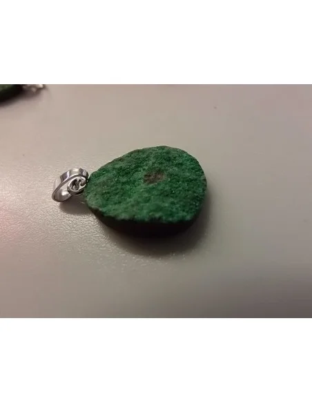 Uvarowite cristaux pendentif Uvarowite cristaux pendentif