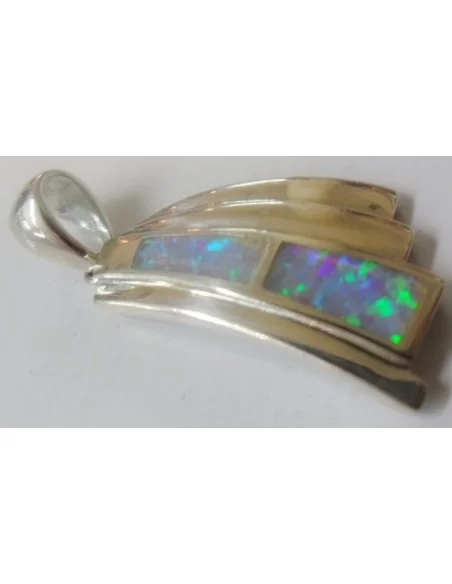 Opale noble bleue en pendentif Opale noble bleue en pendentif
