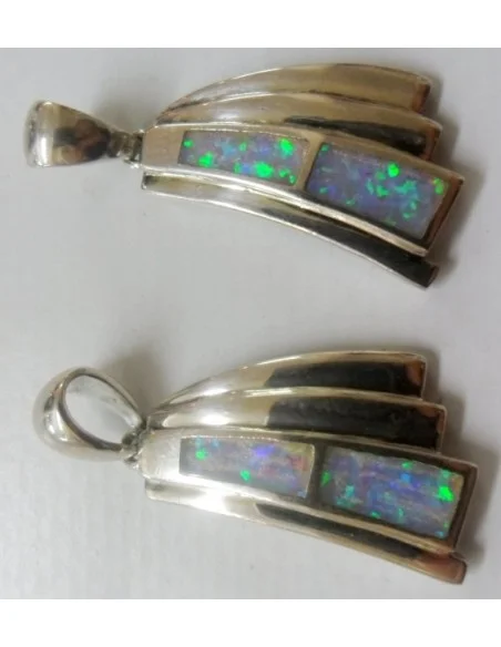 Opale noble bleue en pendentif Opale noble bleue en pendentif
