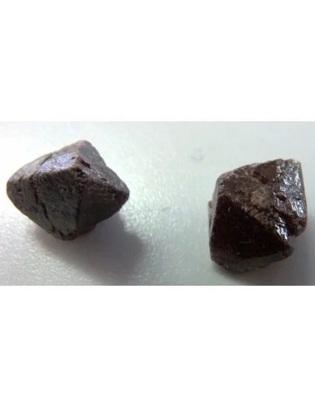 Zircon, hyacinthe tetraedre brut Zircon, hyacinthe tetraedre brut