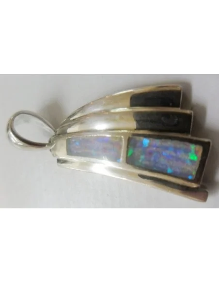 Opale noble bleue en pendentif Opale noble bleue en pendentif