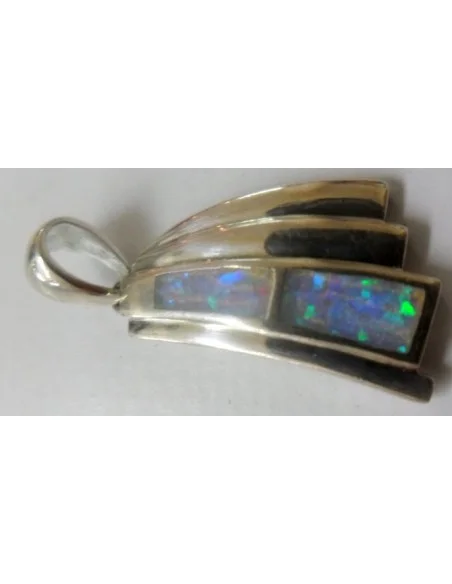 Opale noble bleue en pendentif Opale noble bleue en pendentif
