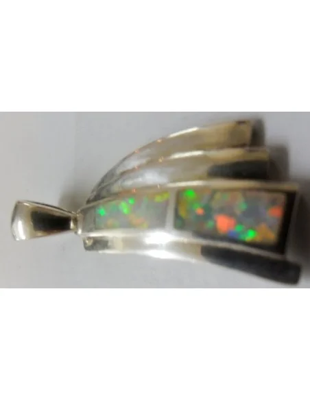 Opale noble blanc en pendentif