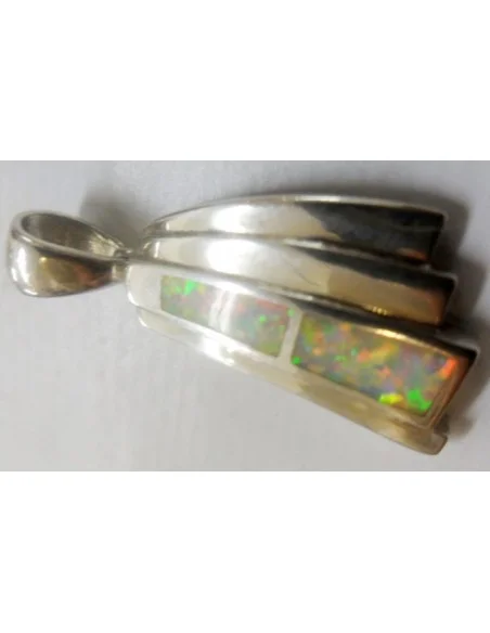 Opale noble blanc en pendentif