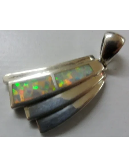 Opale noble blanc en pendentif