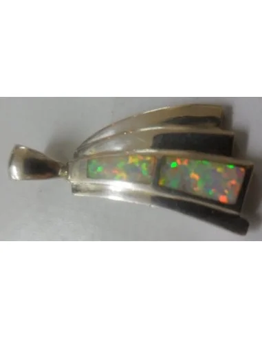 Opale noble blanc en pendentif