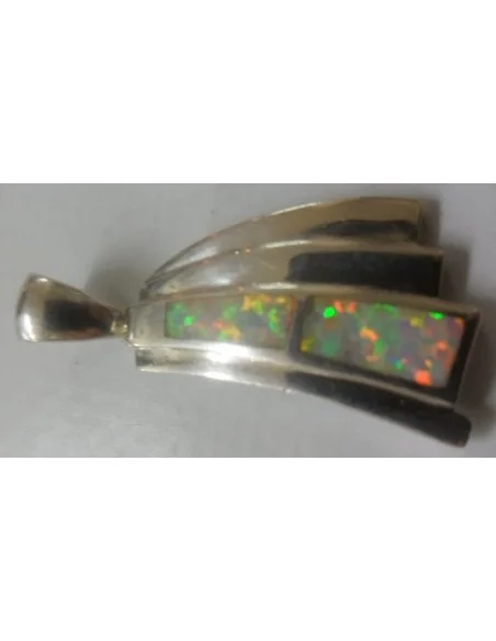 Opale noble blanc en pendentif