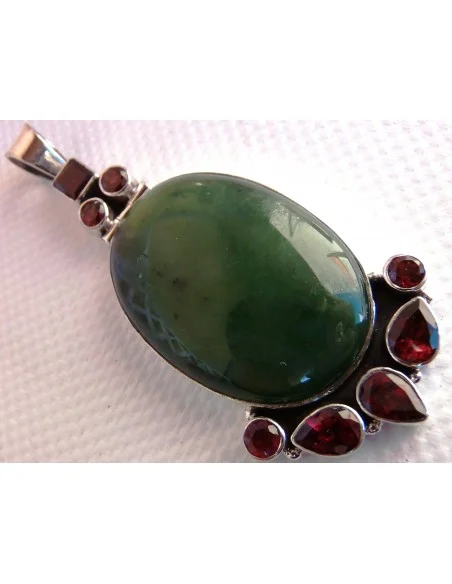 Pendentif  Jade et grenat montes en argent Pendentif  Jade et grenat montes en argent
