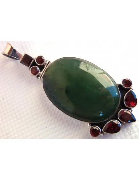 Pendentif  Jade et grenat montes en argent Pendentif  Jade et grenat montes en argent