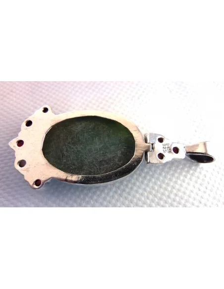 Pendentif  Jade et grenat montes en argent Pendentif  Jade et grenat montes en argent