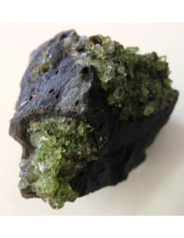 Peridot brut sur gangue