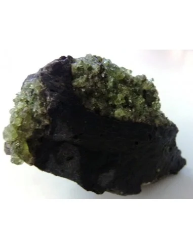 Peridot brut sur gangue