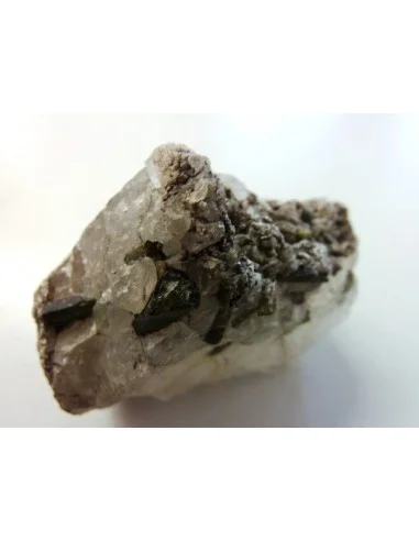 Tourmaline verte sur quartz