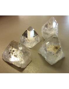 Apophyllite blanche pyramide 25 a 30mm 2