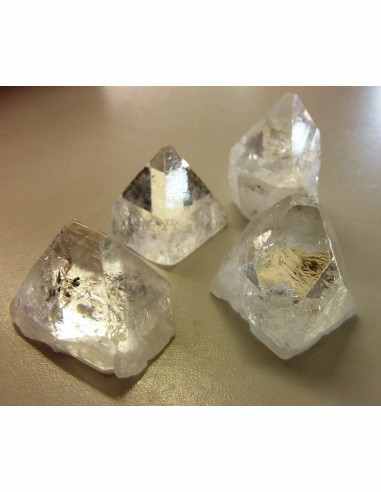 Apophyllite blanche pyramide 25 a 30mm