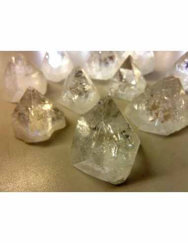 Apophyllite blanche pyramide 25 a 30mm