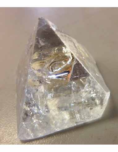 Apophyllite blanche pyramide 25 a 30mm