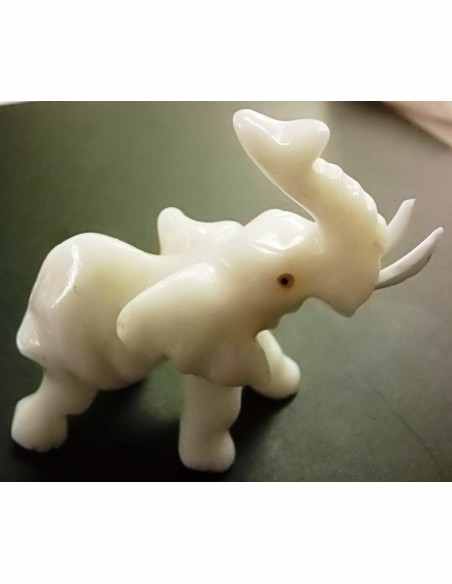 Elephant en agate blanche Elephant en agate blanche