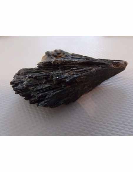 Cyanite noire brute Cyanite noire brute