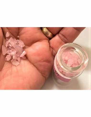 Bouteille avec petites pierres