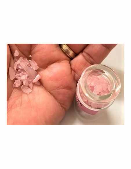 Bouteille avec petites pierres