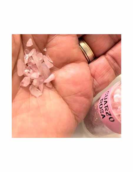 Bouteille avec petites pierres