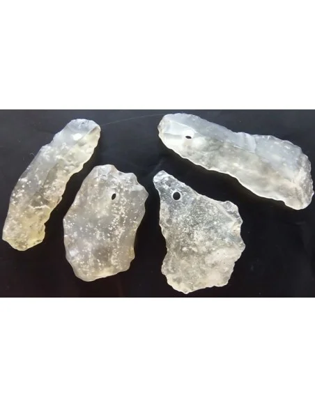 Tectite jaune en pendentif Tectite jaune en pendentif