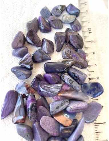 Richiterite avec sugilite polie