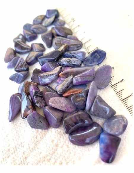 Richiterite avec sugilite polie