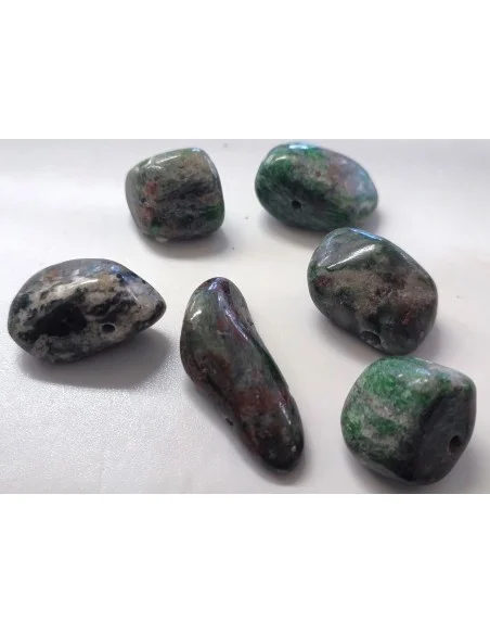 Eklogite pierre percée