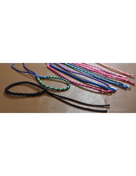 Bracelet brésilien coloré. Tissu tressé ajustable