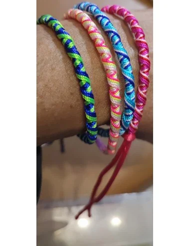 Bracelet brésilien coloré. Tissu tressé ajustable