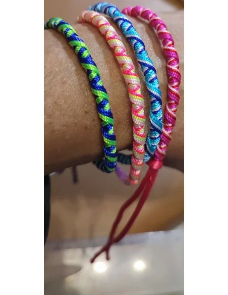 Bracelet brésilien coloré. Tissu tressé ajustable