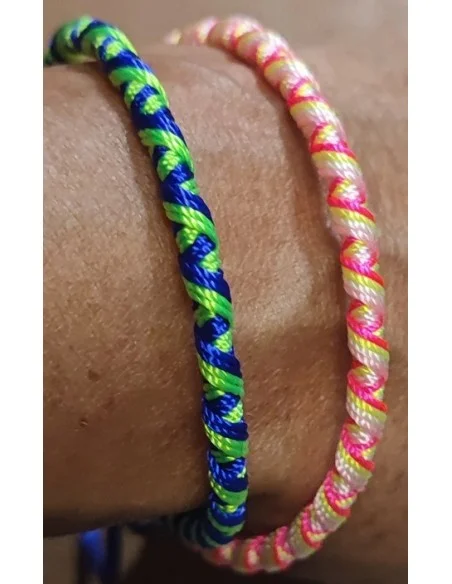 Bracelet brésilien coloré. Tissu tressé ajustable
