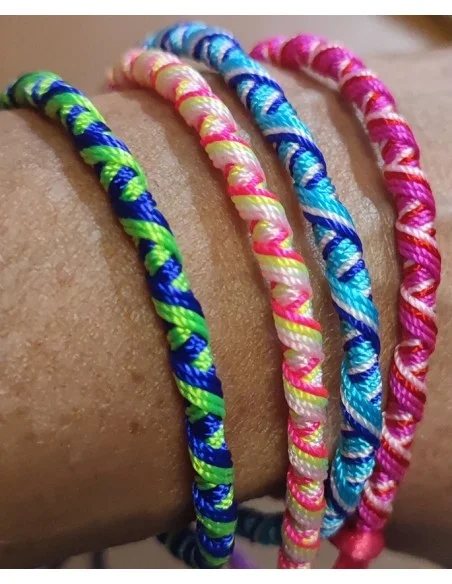 Bracelet brésilien coloré. Tissu tressé ajustable