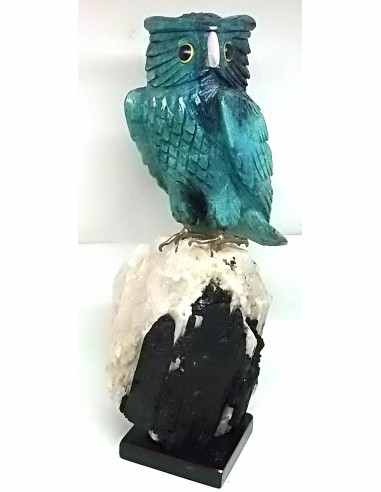 Grand hibou en chrysocolle sur quartz tourmaline