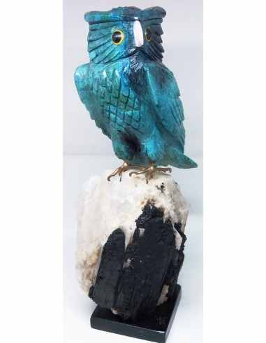 Grand hibou en chrysocolle sur quartz tourmaline